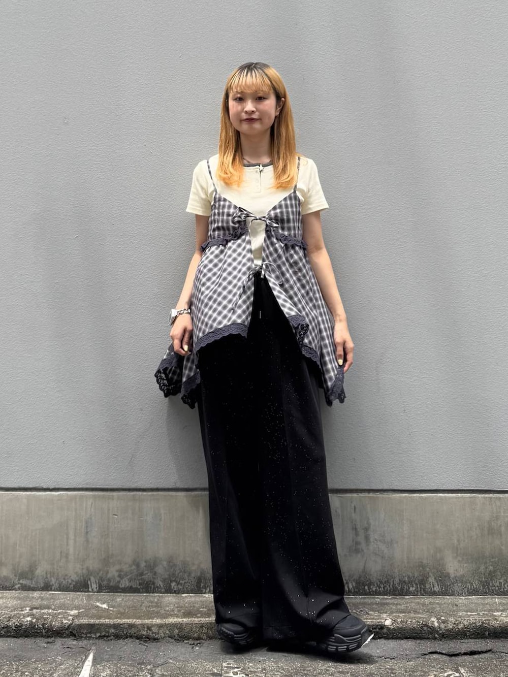 ブラック系のサンダル、ブラック系のスウェットパンツ、ホワイト系のTシャツ/カットソーを着用したレディースの夏コーディネートの4枚目の写真