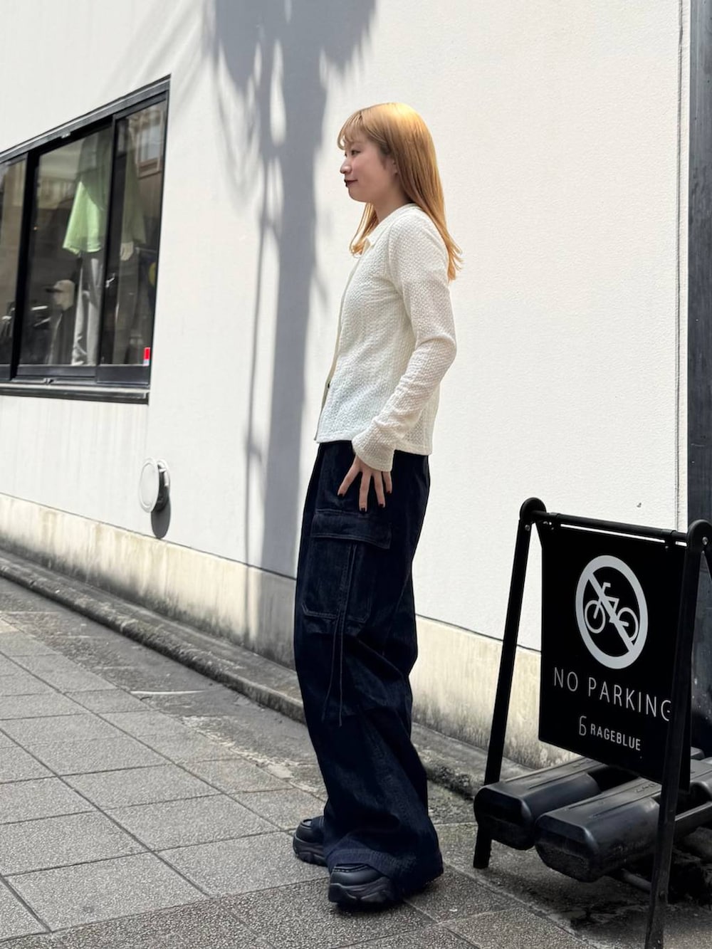 ブラック系のローファー、ブルー系のデニムパンツ、ホワイト系のカーディガン/ボレロを着用したレディースの春コーディネートの7枚目の写真