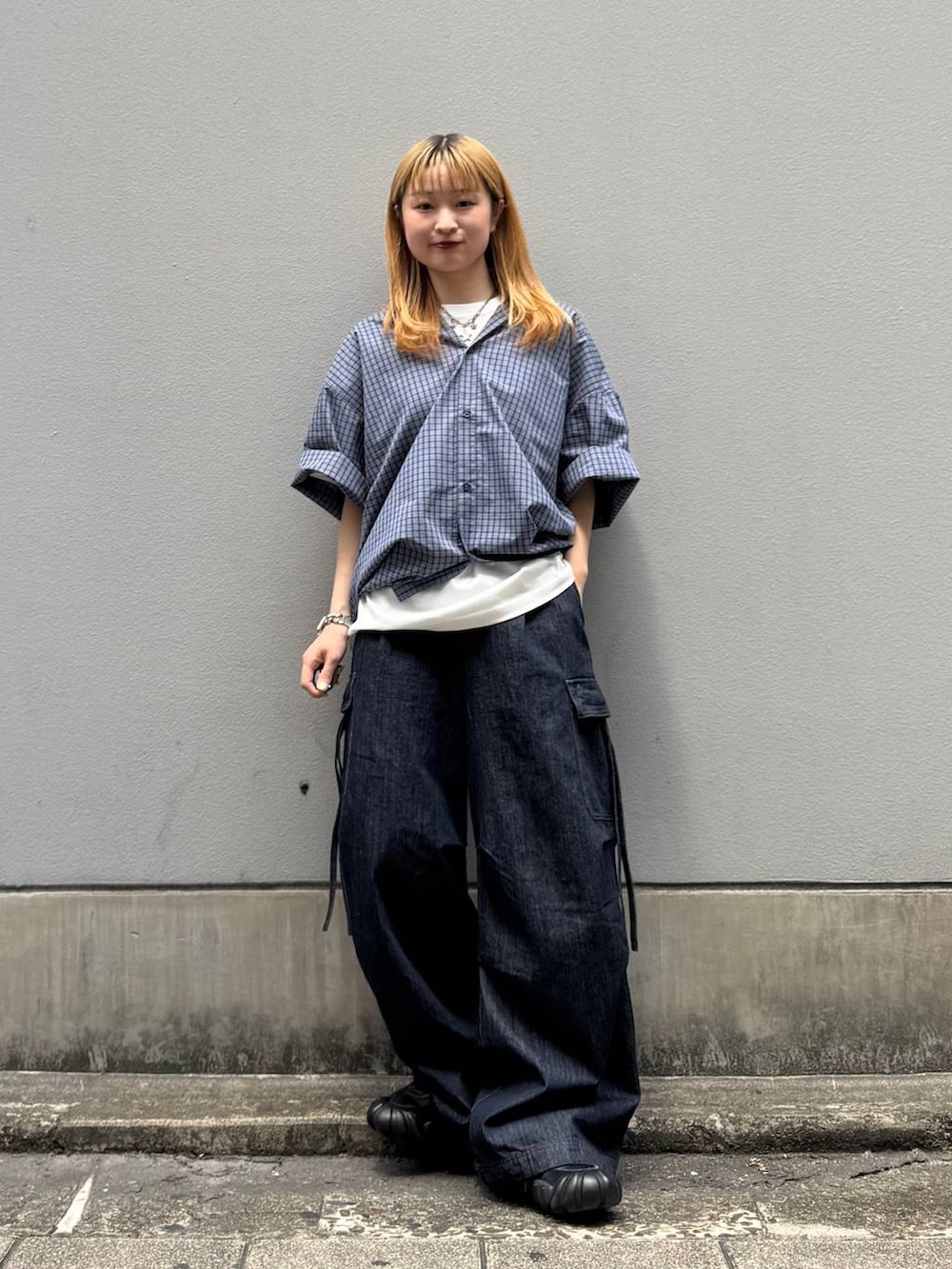 ホワイト系のTシャツ/カットソー、ブルー系のデニムパンツ、ブルー系のシャツ/ブラウスを着用したレディースの夏コーディネートの2枚目の写真