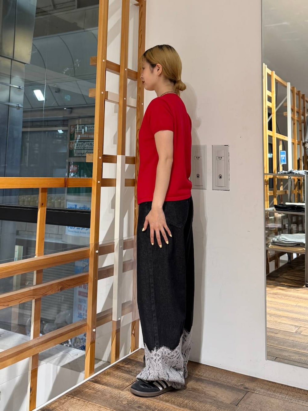 ブラック系のデニムパンツ、レッド系のカーディガン/ボレロを着用したレディースの夏コーディネートの4枚目の写真