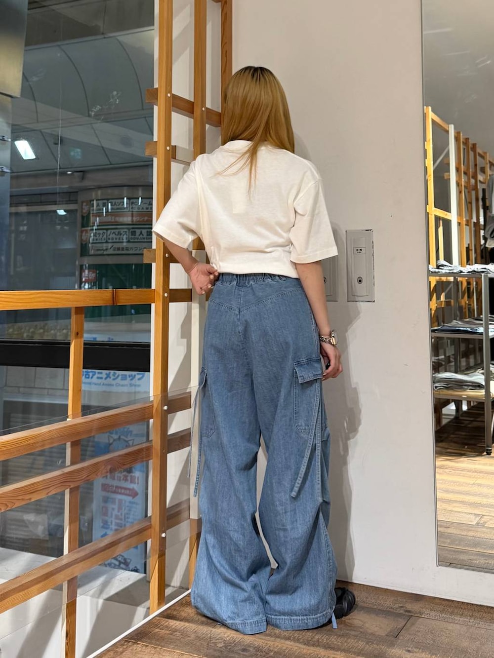 ブルー系のデニムパンツ、ホワイト系のTシャツ/カットソーを着用したレディースの夏コーディネートの5枚目の写真