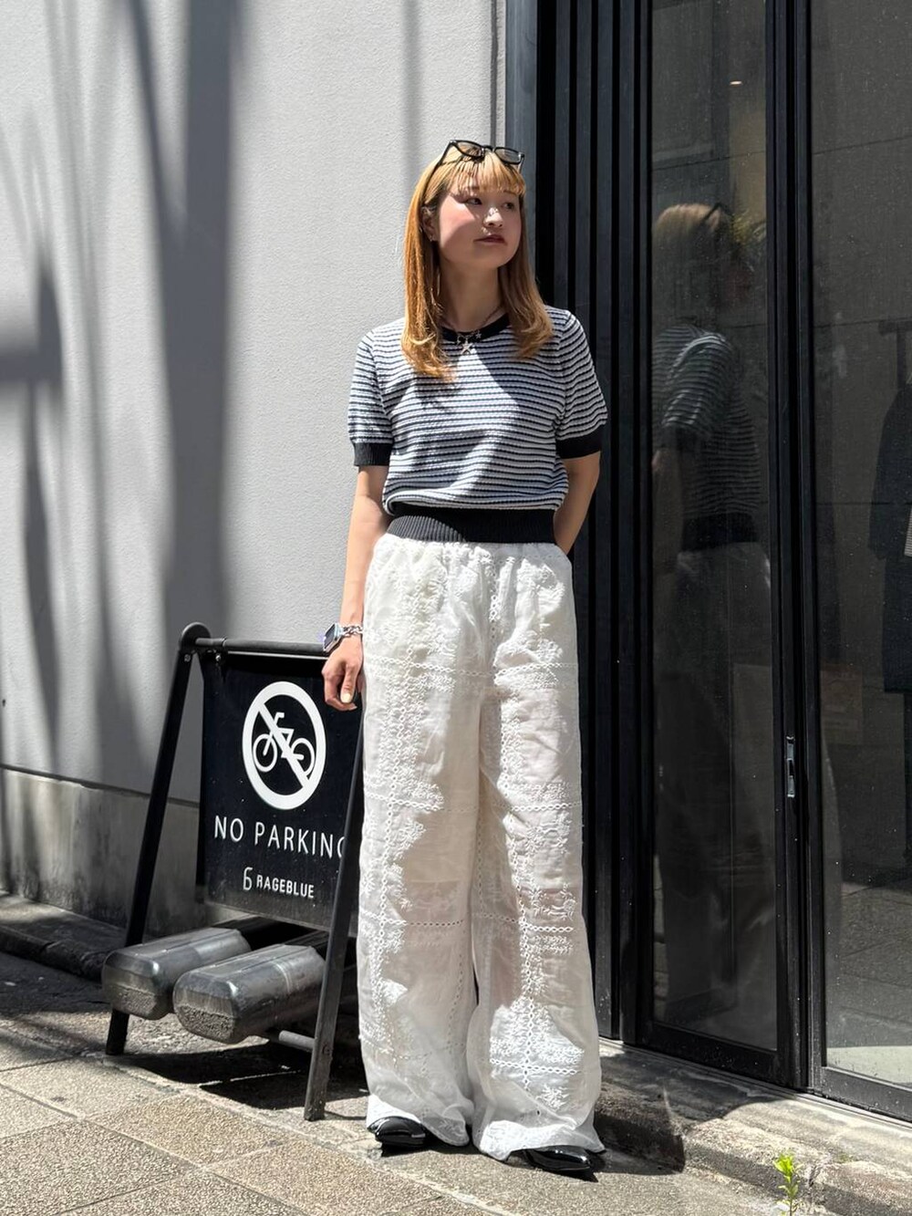 ブラック系のパンプス、グレー系のニット/セーター、ホワイト系のその他パンツを着用したレディースの夏コーディネートの3枚目の写真