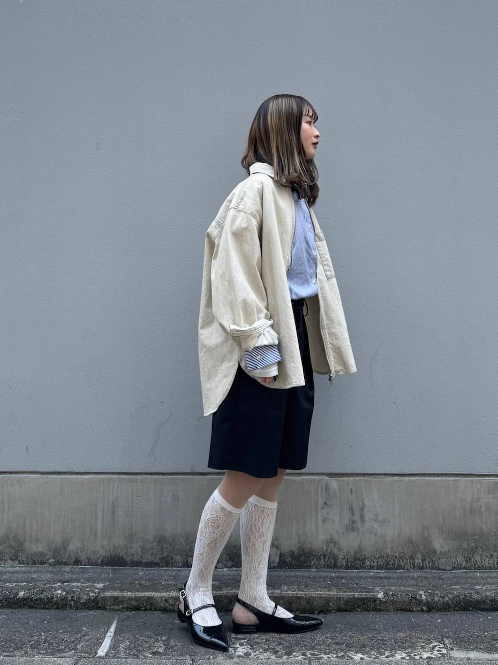 ブラック系のパンプス、ブラック系のスラックス、ブルー系のシャツ/ブラウスを着用したレディースの春コーディネートの8枚目の写真