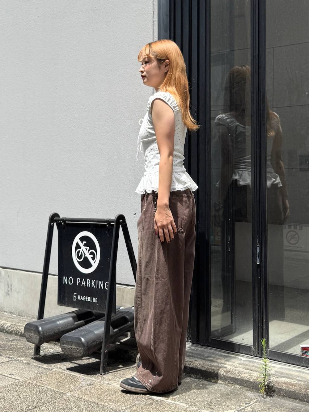 ブラウン系のデニムパンツ、ホワイト系のTシャツ/カットソーを着用したレディースの夏コーディネートの5枚目の写真