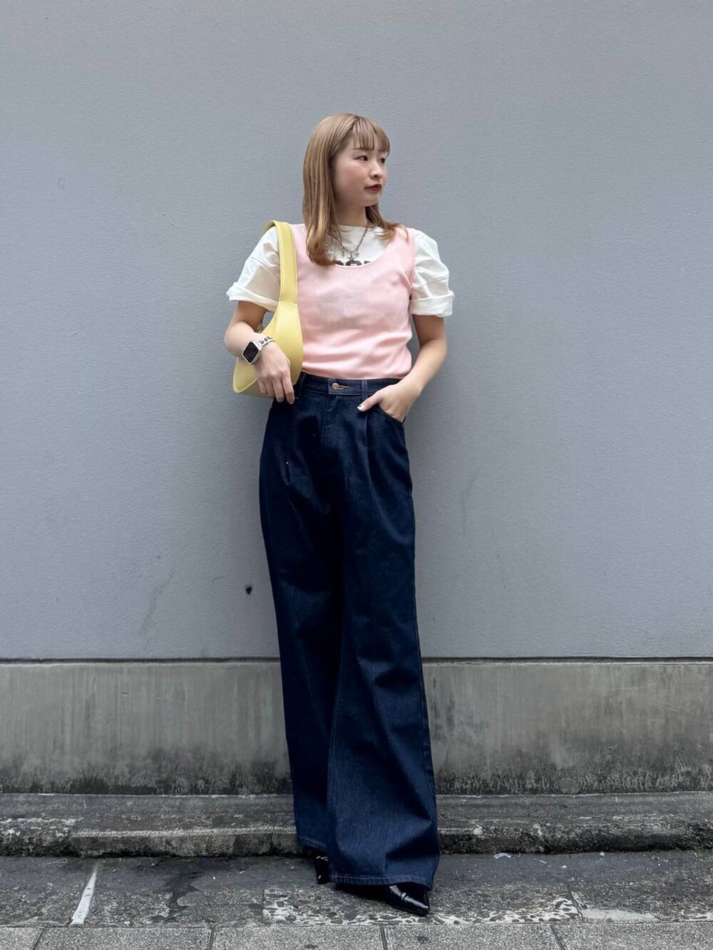 ブルー系のデニムパンツ、ホワイト系のTシャツ/カットソー、ブラック系のパンプスを着用したレディースの春コーディネートの4枚目の写真