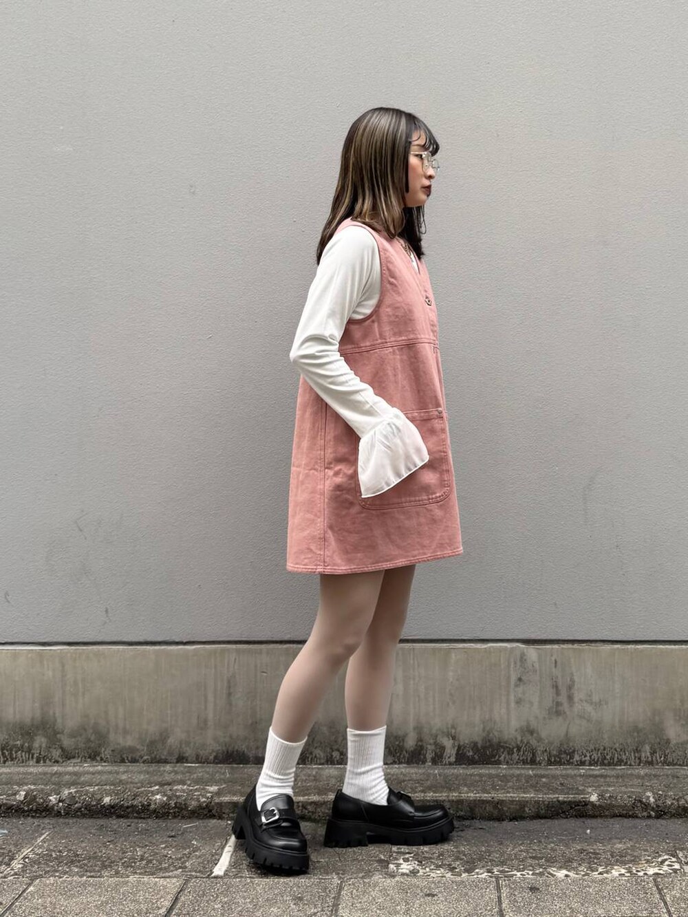その他のローファー、ピンク系のワンピース、ホワイト系のTシャツ/カットソーを着用したレディースの春コーディネートの6枚目の写真