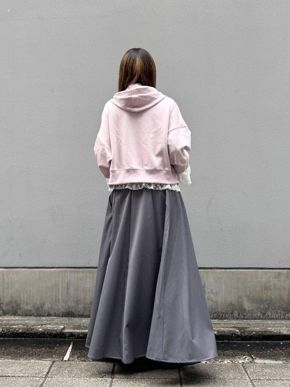 ホワイト系のTシャツ/カットソー、グレー系のスカート、ピンク系のパーカーを着用したレディースの春コーディネートの7枚目の写真