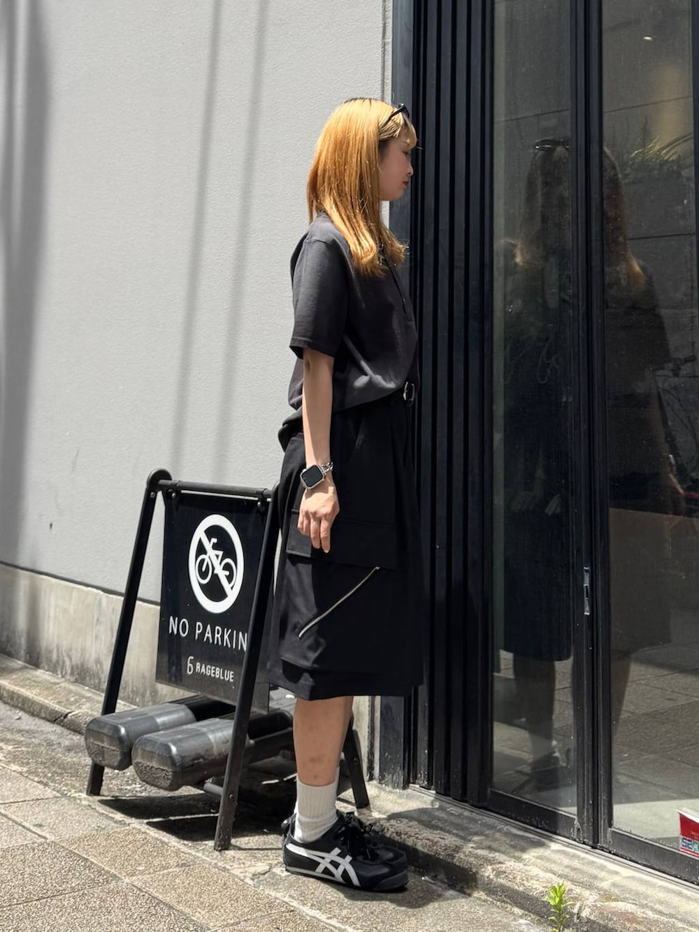 ブラック系のTシャツ/カットソー、ブラック系のカーゴパンツ、ブラック系のサングラスを着用したレディースの夏コーディネートの8枚目の写真