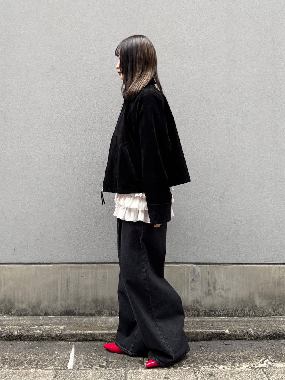 レッド系のパンプス、ブラック系のデニムパンツ、ホワイト系のTシャツ/カットソーを着用したレディースの春コーディネートの5枚目の写真