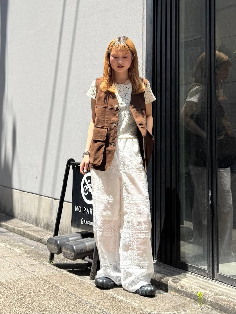 ホワイト系のその他パンツ、ブラウン系のベスト、ホワイト系のTシャツ/カットソーを着用したレディースの夏コーディネートの3枚目の写真