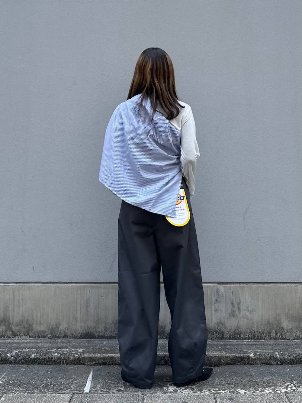 グレー系のチノパンツ、ブラック系のパンプス、ブルー系のシャツ/ブラウスを着用したレディースの春コーディネートの6枚目の写真