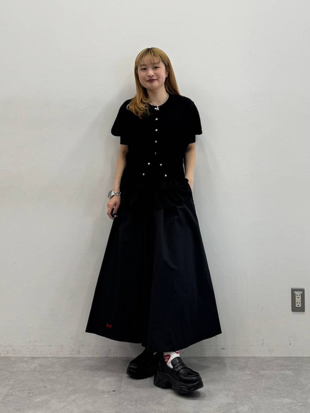 ブラック系のローファー、グレー系のタンクトップ、レッド系のカーディガン/ボレロを着用したレディースの春コーディネートの7枚目の写真