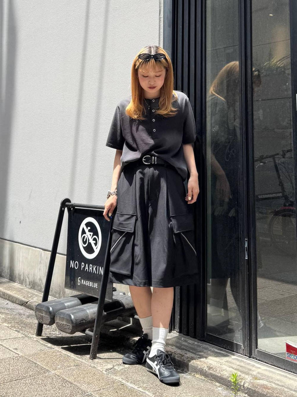 ブラック系のTシャツ/カットソー、ブラック系のカーゴパンツ、ブラック系のサングラスを着用したレディースの夏コーディネートの3枚目の写真