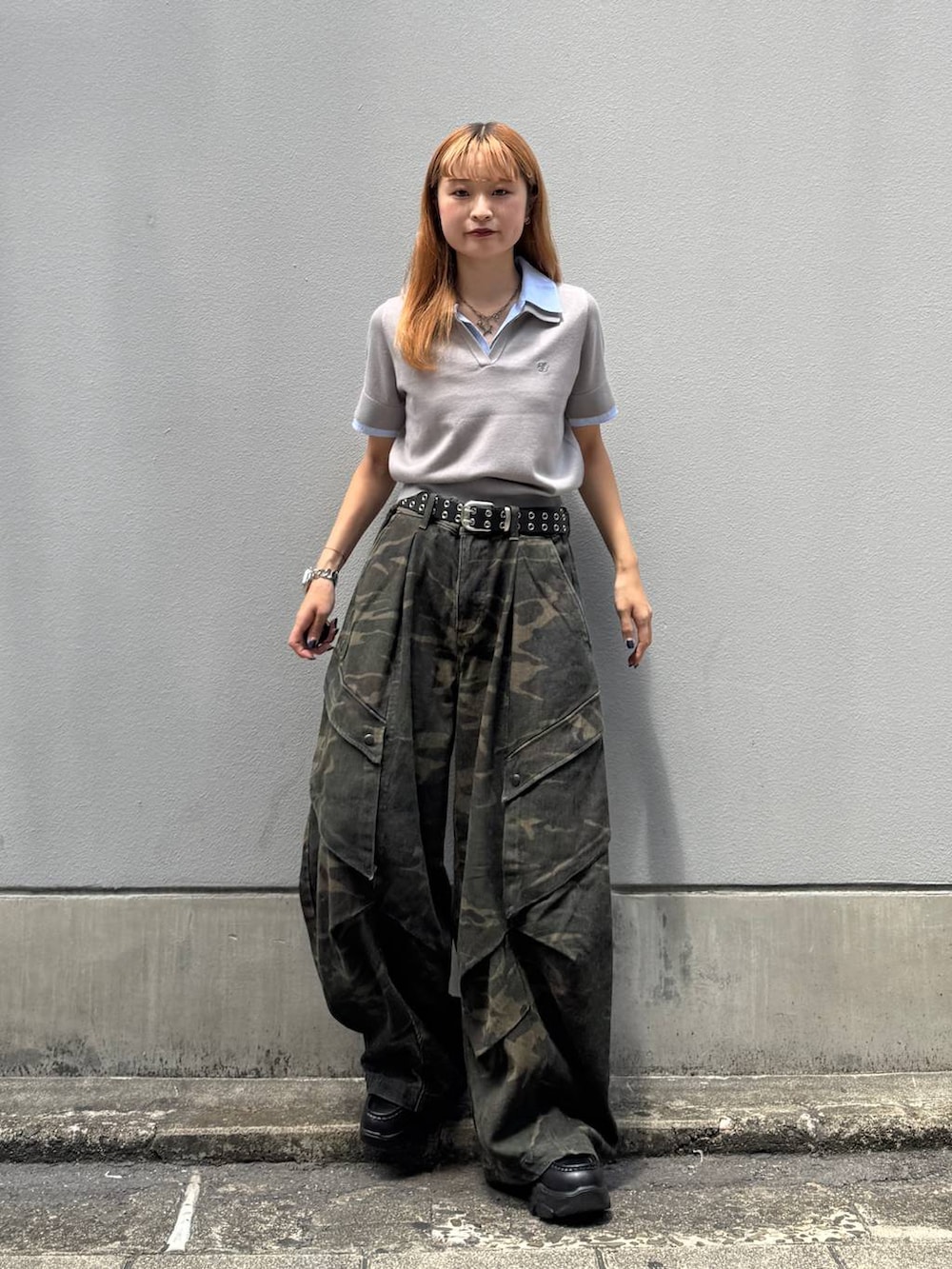 グレー系のシャツ/ブラウス、グリーン系のその他パンツ、ブラック系のベルトを着用したレディースの夏コーディネートの2枚目の写真