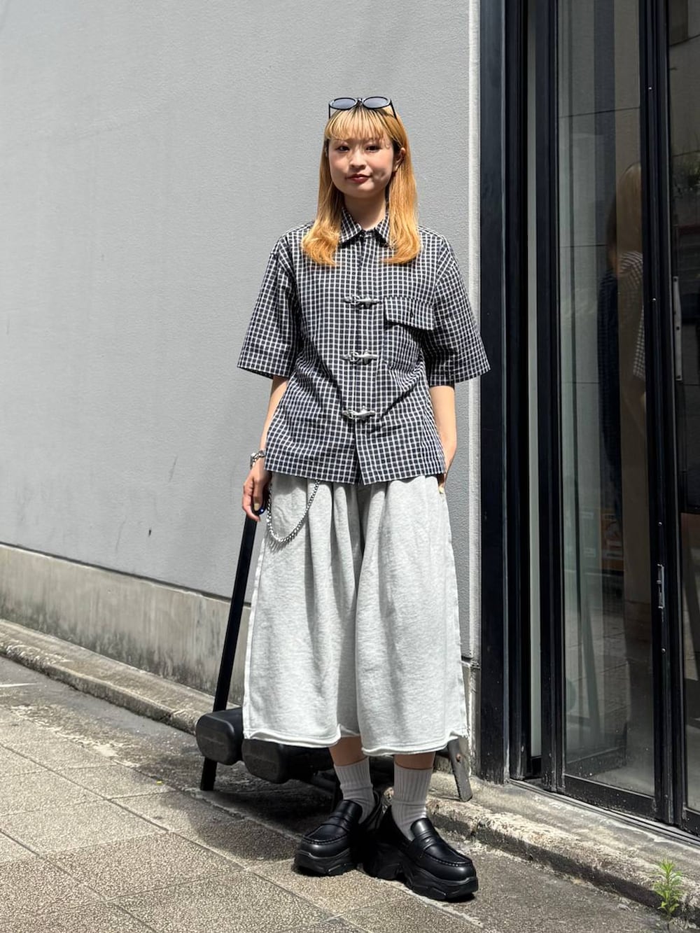 グレー系のスウェットパンツ、ブルー系のシャツ/ブラウス、ブラック系のサングラスを着用したレディースの夏コーディネートの4枚目の写真