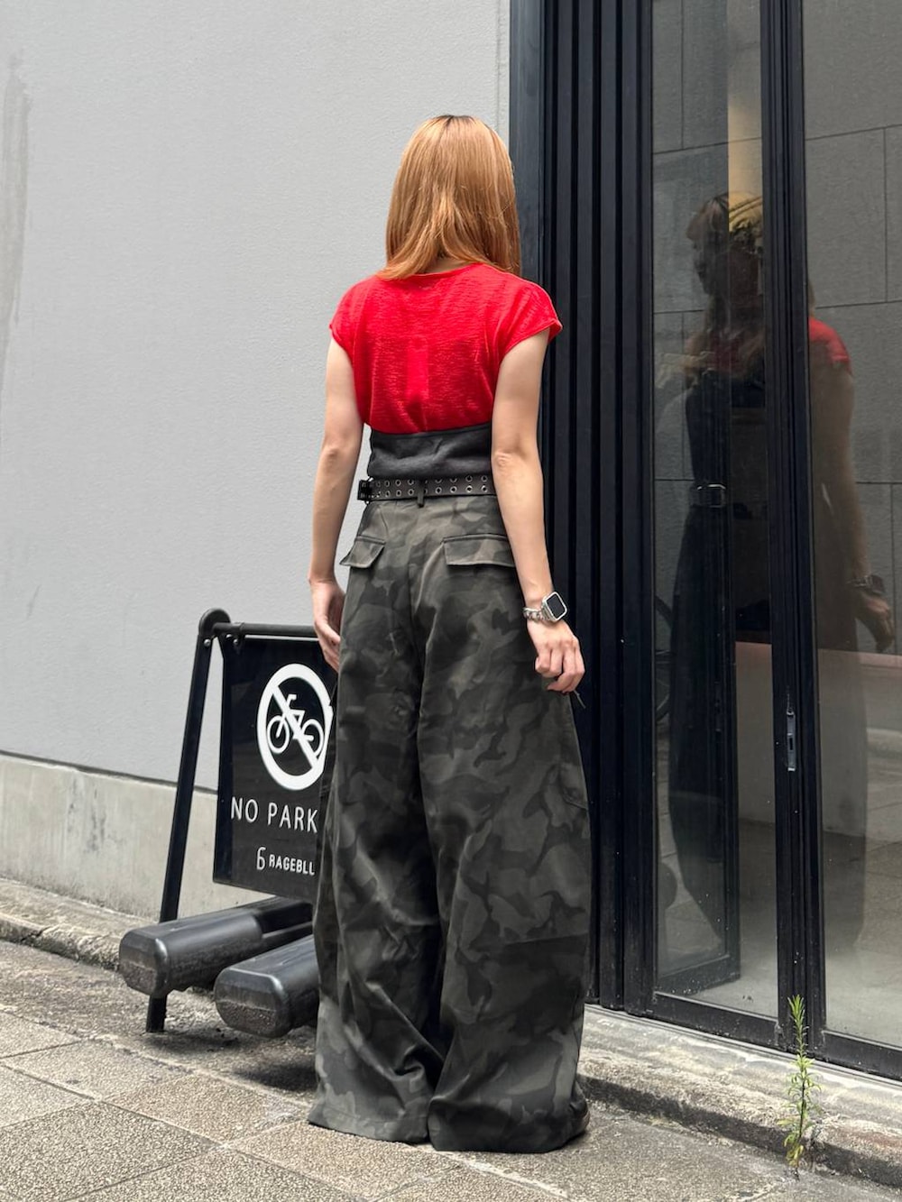 その他のカーゴパンツ、レッド系のTシャツ/カットソー、ブラック系のベルトを着用したレディースの夏コーディネートの7枚目の写真