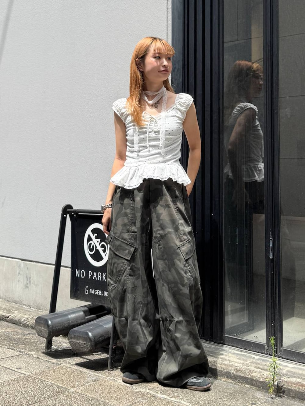 その他のカーゴパンツ、ホワイト系のTシャツ/カットソーを着用したレディースの夏コーディネートの2枚目の写真