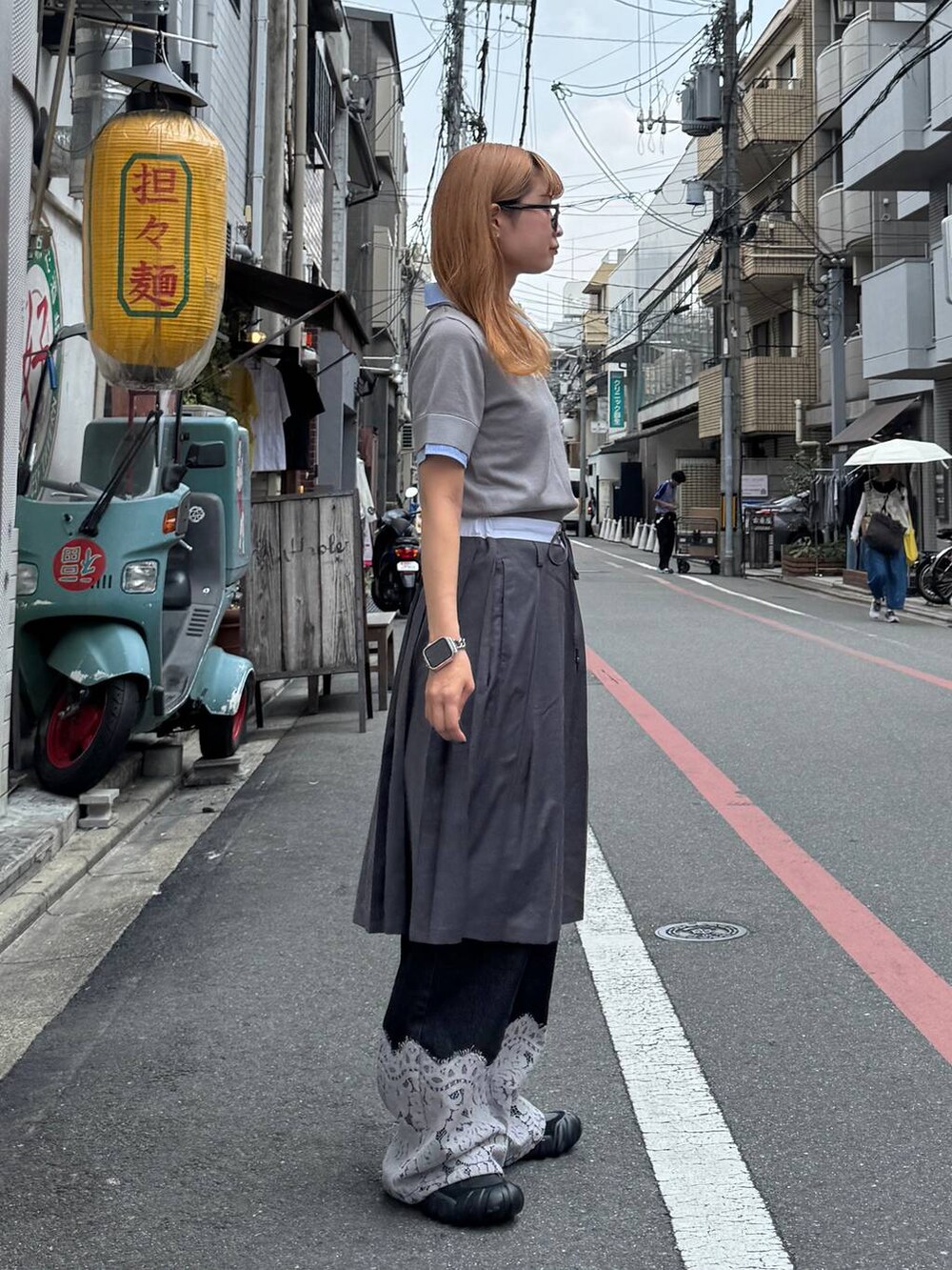 グレー系のスカート、ブラック系のデニムパンツ、グレー系のシャツ/ブラウスを着用したレディースの夏コーディネートの7枚目の写真