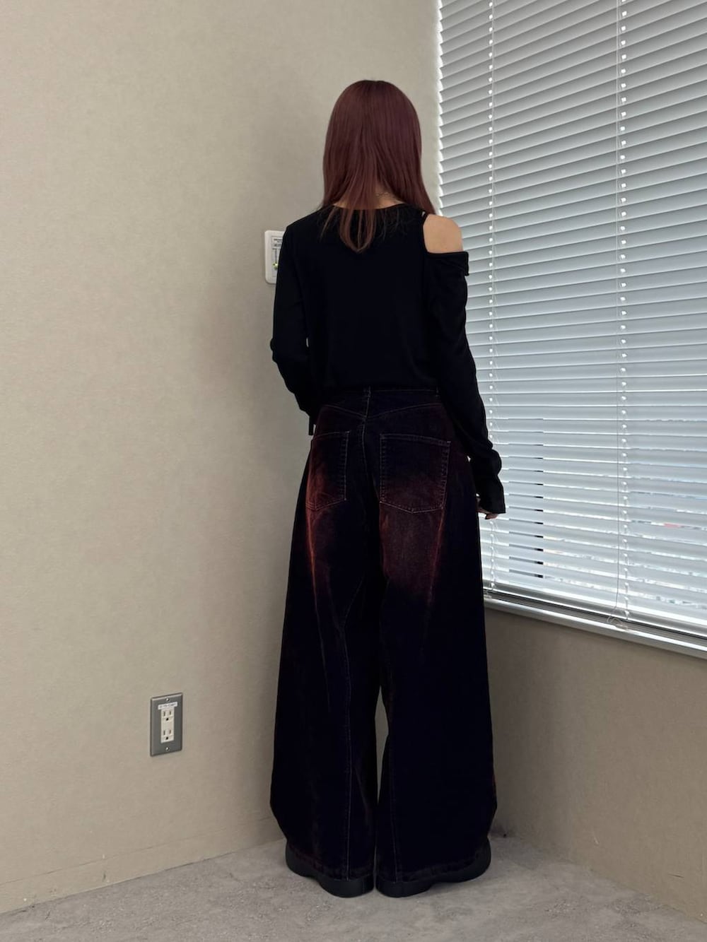 ブラック系のTシャツ/カットソー、レッド系のデニムパンツを着用したレディースの秋コーディネートの7枚目の写真