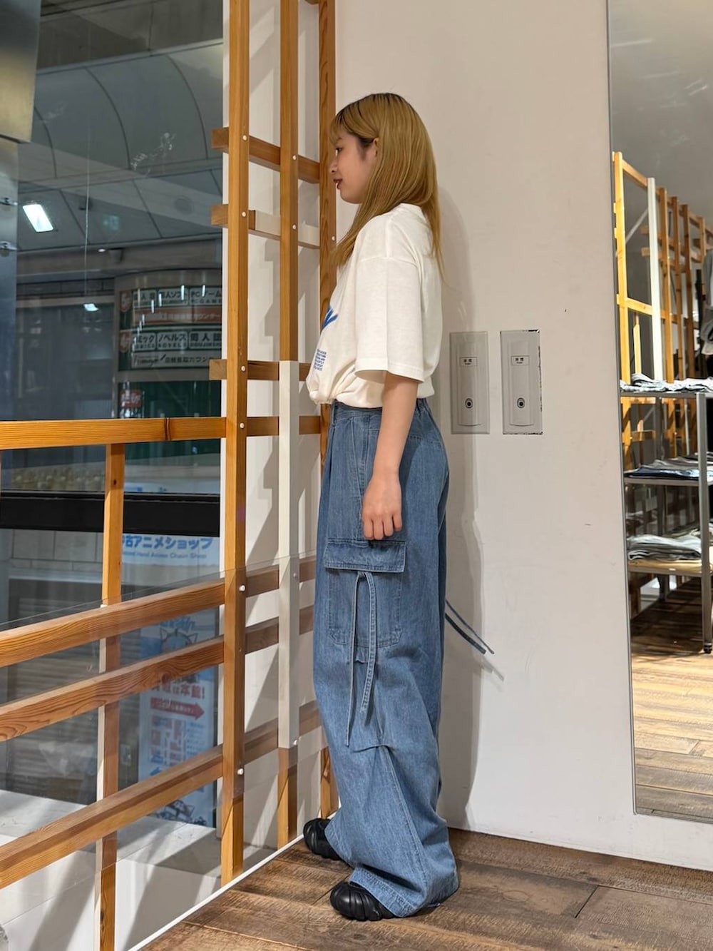 ブルー系のデニムパンツ、ホワイト系のTシャツ/カットソーを着用したレディースの夏コーディネートの4枚目の写真