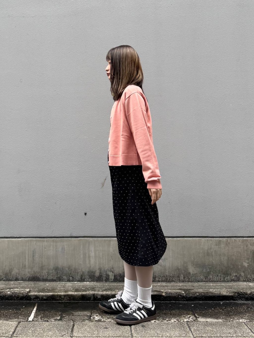 ブラック系のワンピース、ピンク系のTシャツ/カットソー、ピンク系のTシャツ/カットソーを着用したレディースの春コーディネートの4枚目の写真