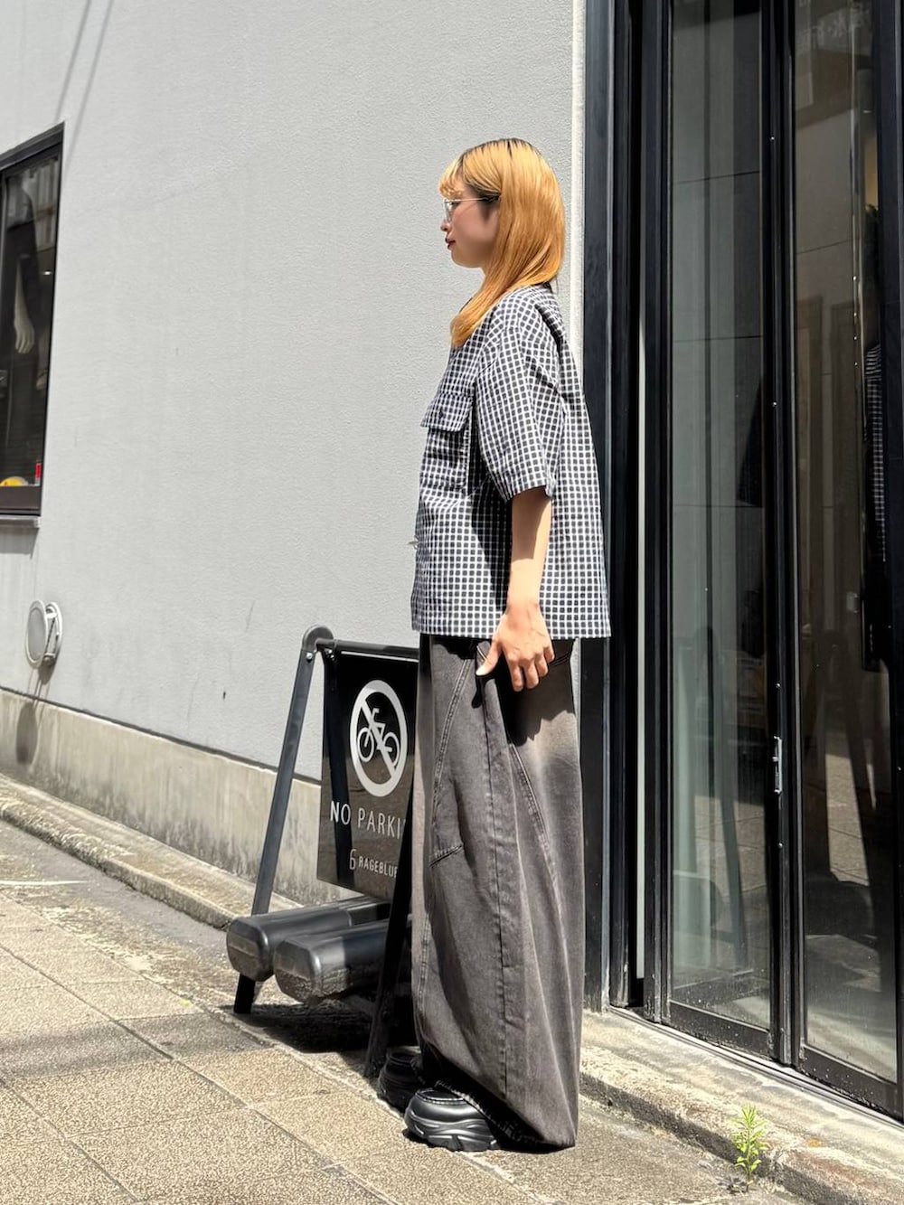 ブラック系のデニムパンツ、ブルー系のシャツ/ブラウス、グレー系のサングラスを着用したレディースの夏コーディネートの4枚目の写真