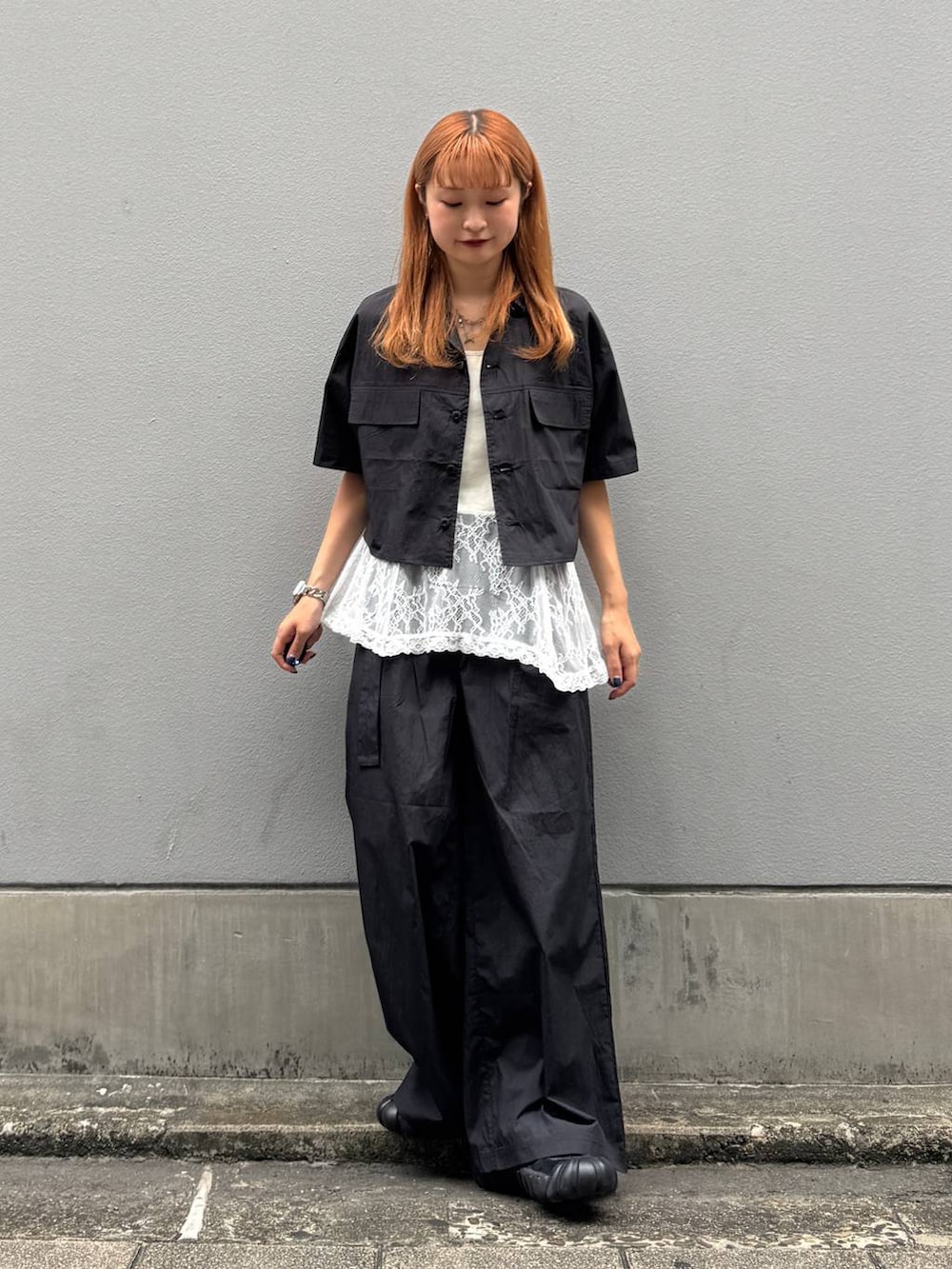 ホワイト系のTシャツ/カットソー、ブラック系のその他パンツ、ブラック系のシャツ/ブラウスを着用したレディースの夏コーディネートの4枚目の写真