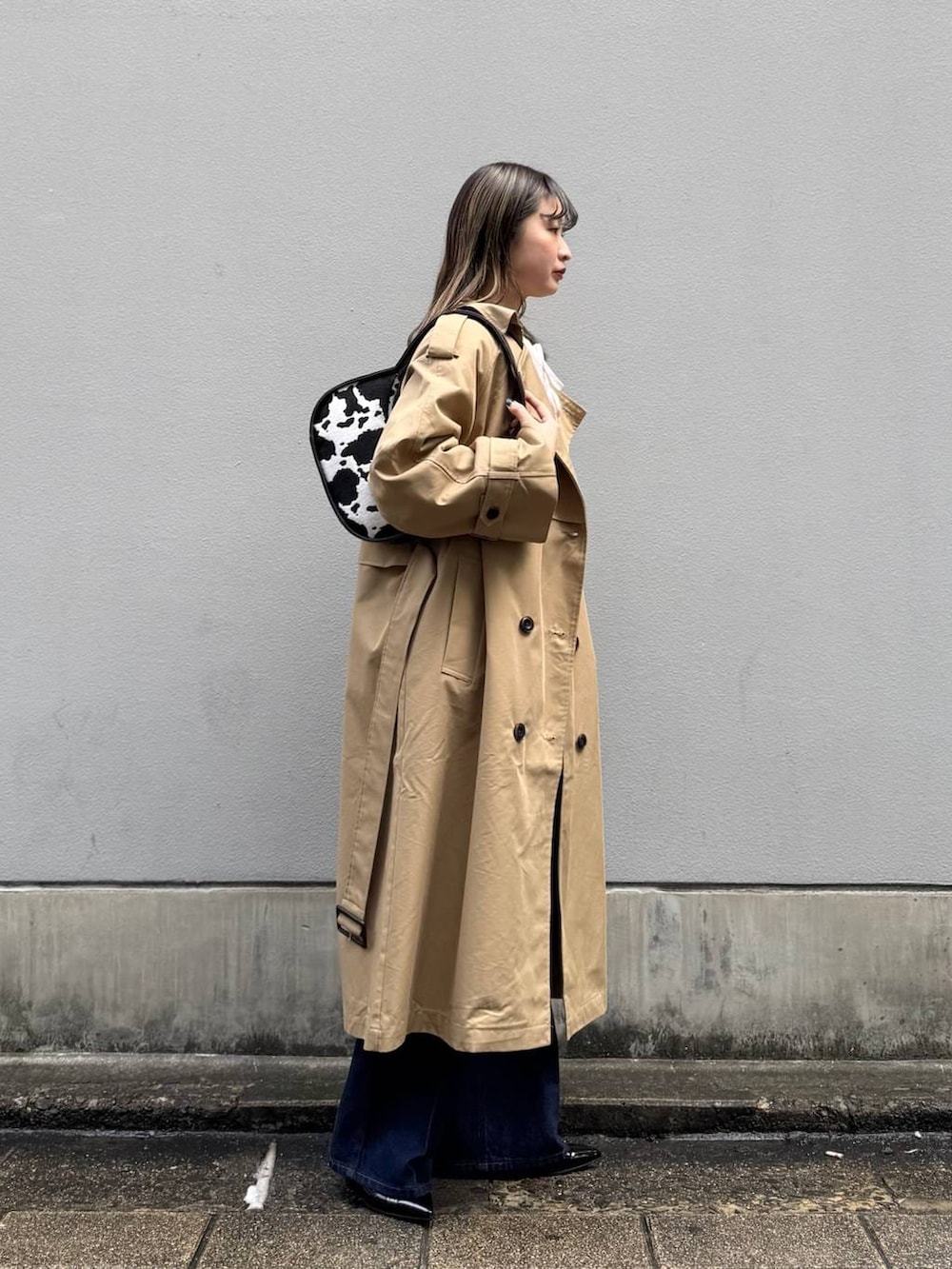 ブルー系のデニムパンツ、ホワイト系のシャツ/ブラウス、ブラック系のパンプスを着用したレディースの春コーディネートの8枚目の写真