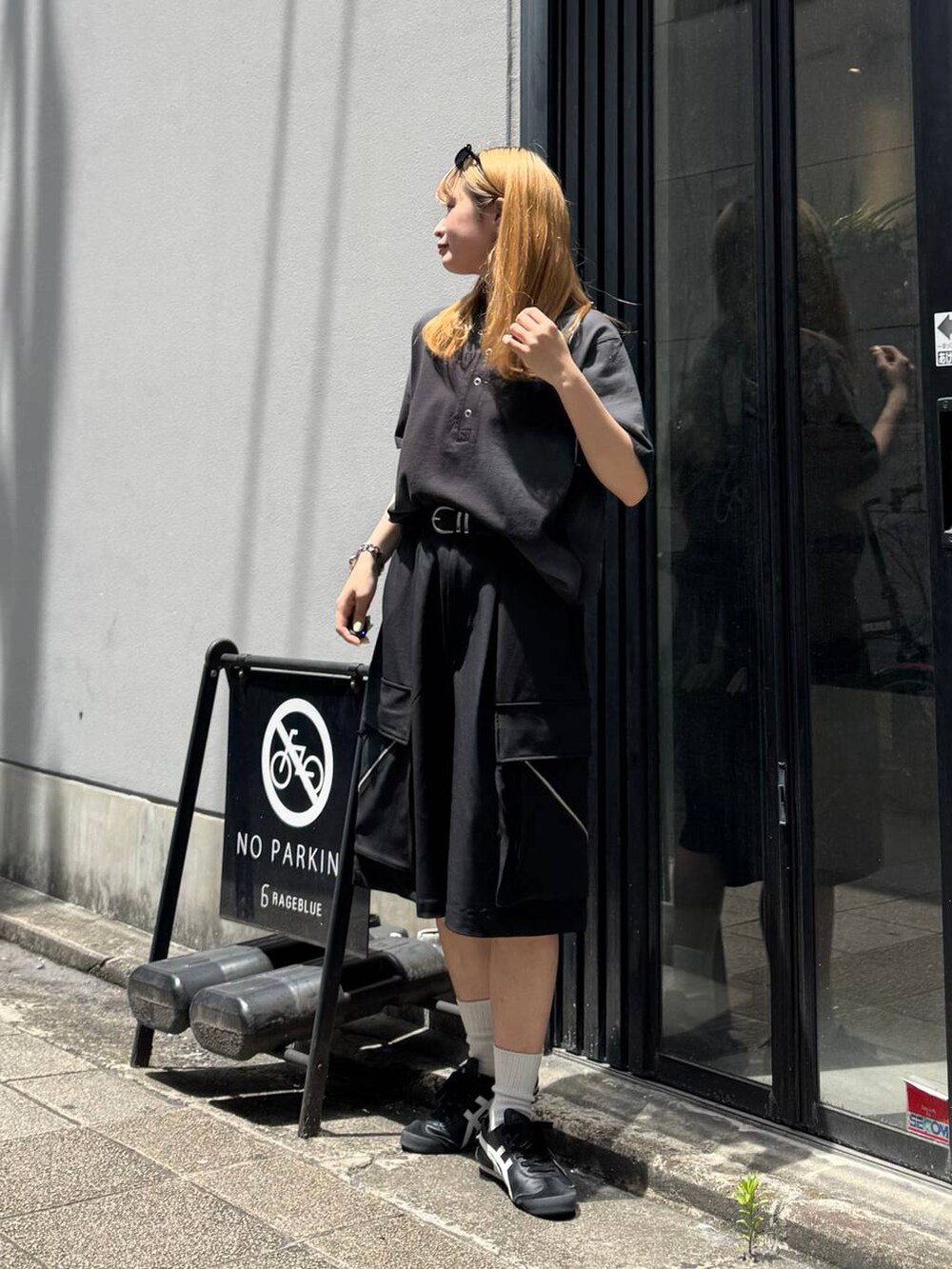 ブラック系のTシャツ/カットソー、ブラック系のカーゴパンツ、ブラック系のサングラスを着用したレディースの夏コーディネートの4枚目の写真