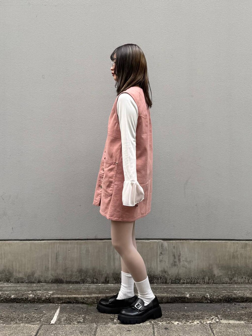 その他のローファー、ピンク系のワンピース、ホワイト系のTシャツ/カットソーを着用したレディースの春コーディネートの4枚目の写真