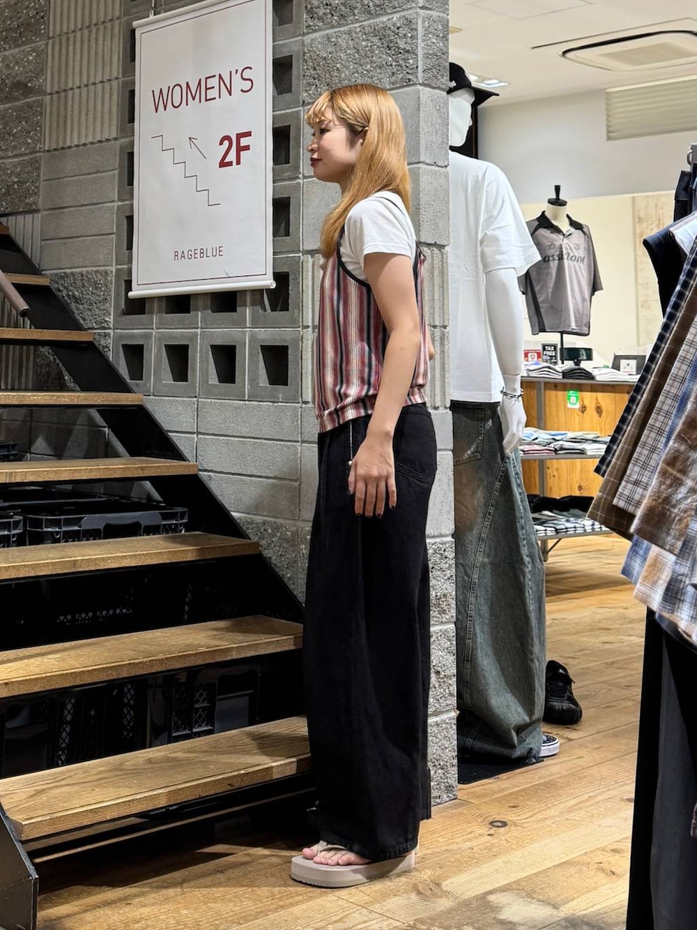 レッド系のTシャツ/カットソー、ブラック系のデニムパンツ、ホワイト系のTシャツ/カットソーを着用したレディースの夏コーディネートの6枚目の写真