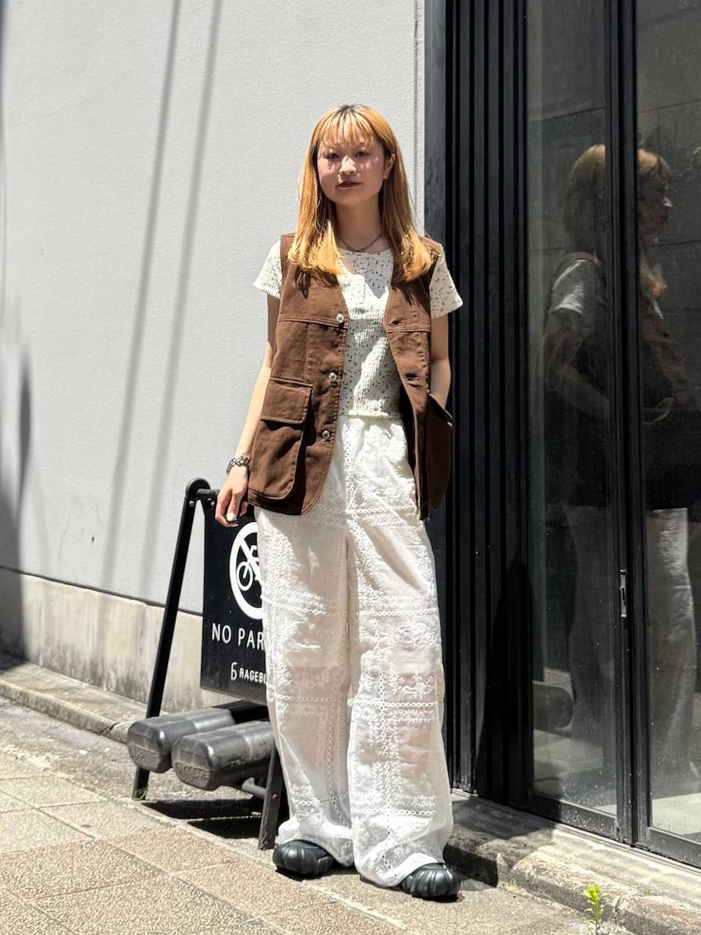 ホワイト系のその他パンツ、ブラウン系のベスト、ホワイト系のTシャツ/カットソーを着用したレディースの夏コーディネートの4枚目の写真
