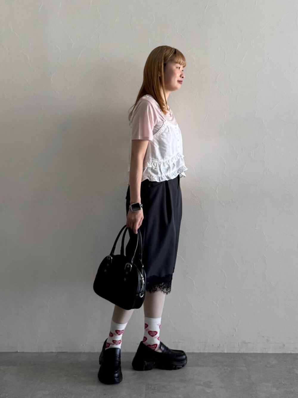ブラック系のローファー、ブラック系のボストンバッグ、ピンク系のTシャツ/カットソーを着用したレディースの春コーディネートの7枚目の写真
