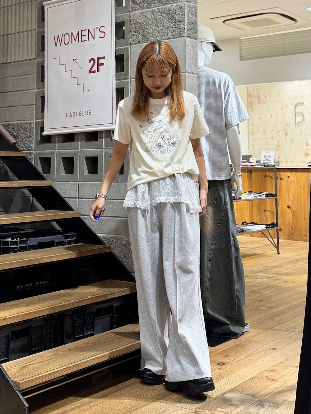 ホワイト系のTシャツ/カットソー、ホワイト系のTシャツ/カットソー、グレー系のスウェットパンツを着用したレディースの夏コーディネートの7枚目の写真