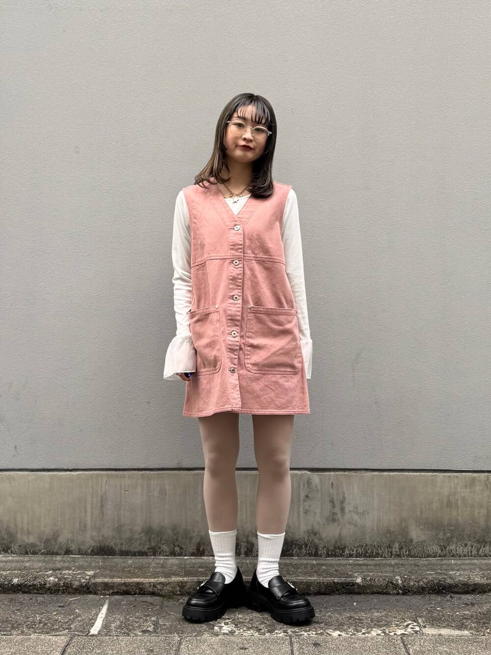 その他のローファー、ピンク系のワンピース、ホワイト系のTシャツ/カットソーを着用したレディースの春コーディネートの2枚目の写真