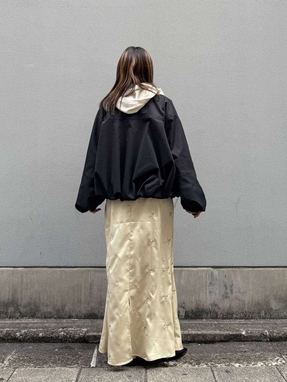 ブラック系のパンプス、ホワイト系のパーカー、ブラック系のブルゾンを着用したレディースの春コーディネートの5枚目の写真