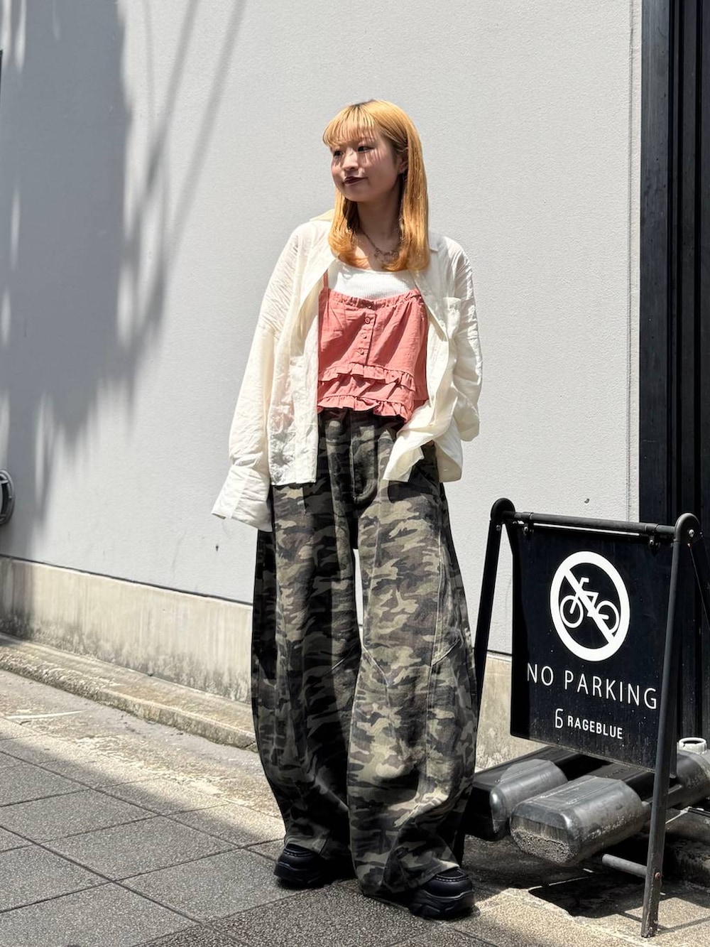 ブラック系のローファー、ホワイト系のTシャツ/カットソー、ホワイト系のシャツ/ブラウスを着用したレディースの夏コーディネートの4枚目の写真