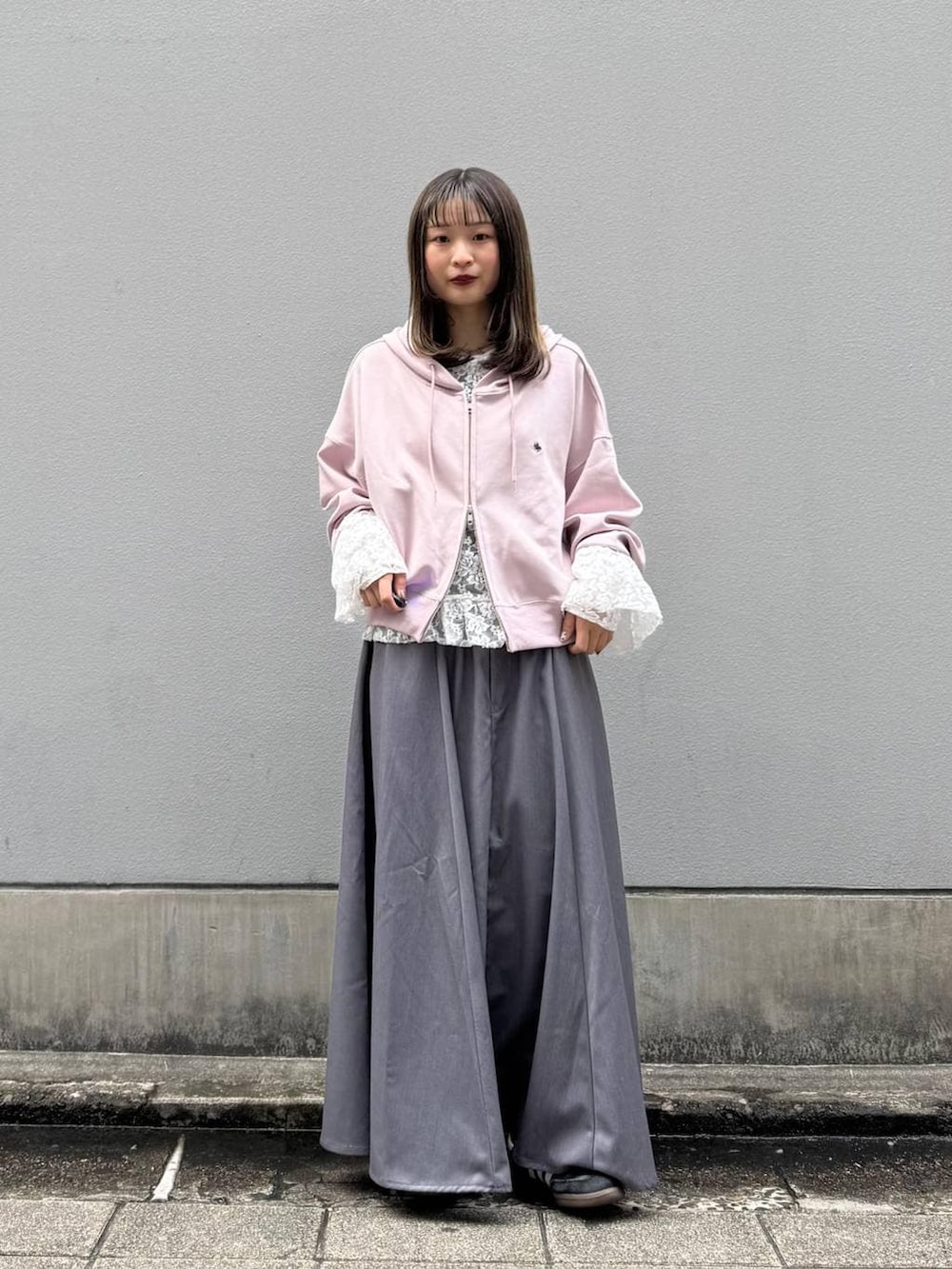 ホワイト系のTシャツ/カットソー、グレー系のスカート、ピンク系のパーカーを着用したレディースの春コーディネートの5枚目の写真