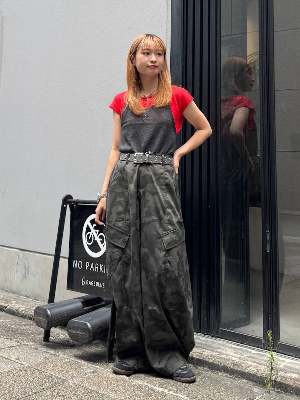 その他のカーゴパンツ、レッド系のTシャツ/カットソー、ブラック系のベルトを着用したレディースの夏コーディネートの3枚目の写真