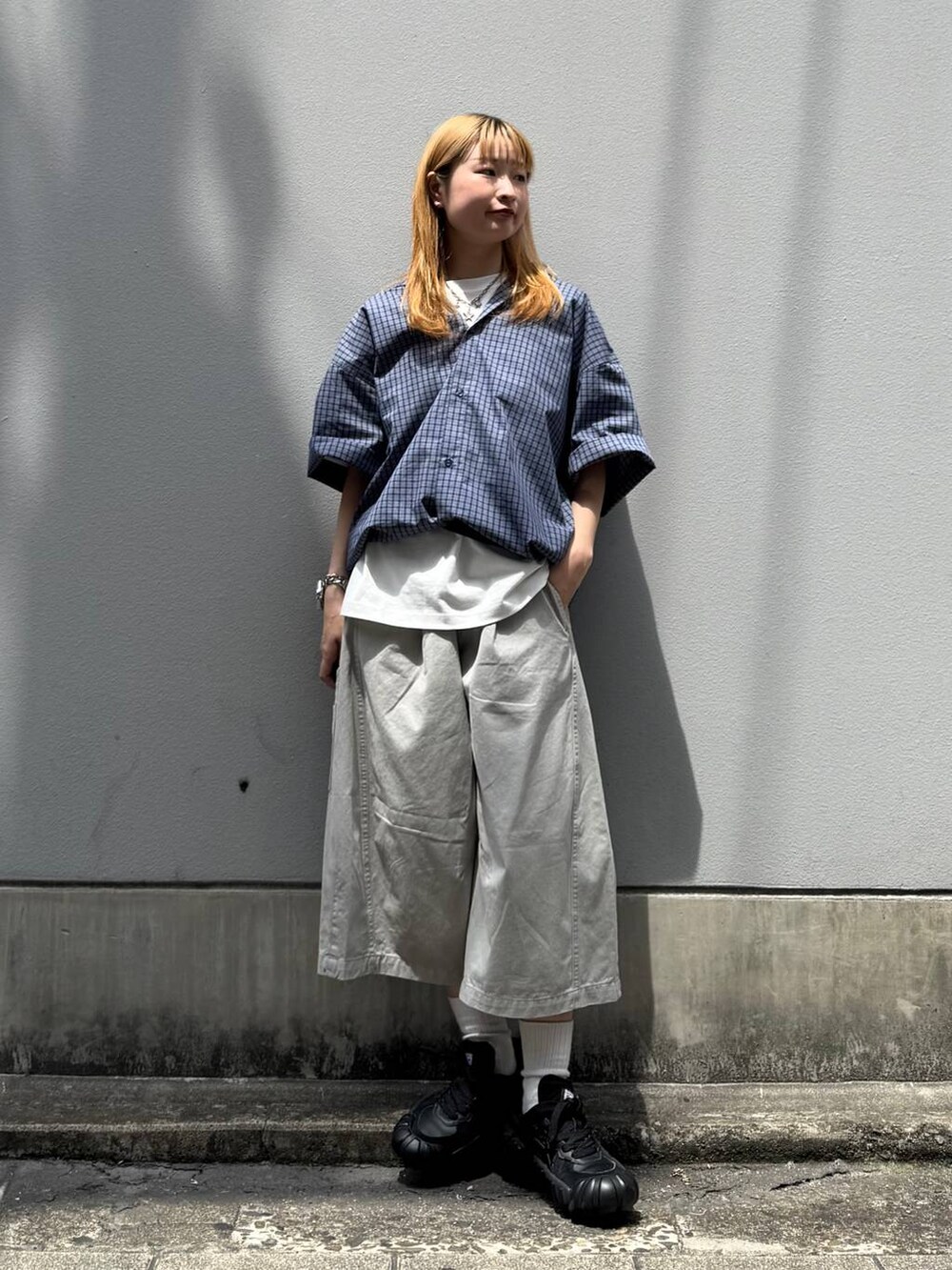 グレー系のその他パンツ、ホワイト系のTシャツ/カットソー、ブルー系のシャツ/ブラウスを着用したレディースの夏コーディネートの3枚目の写真