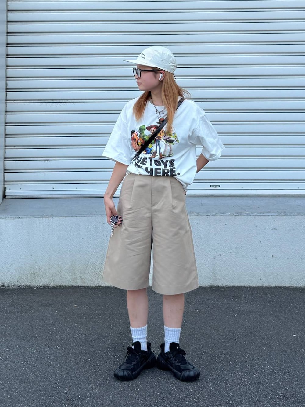 ベージュ系のその他パンツ、その他のTシャツ/カットソー、ホワイト系のキャップを着用したレディースの夏コーディネートの3枚目の写真