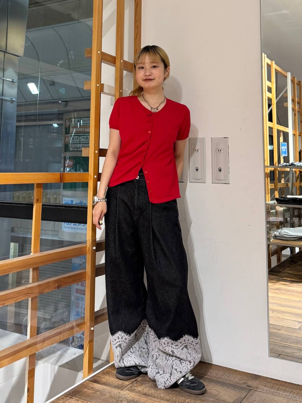 ブラック系のデニムパンツ、レッド系のカーディガン/ボレロを着用したレディースの夏コーディネートの2枚目の写真