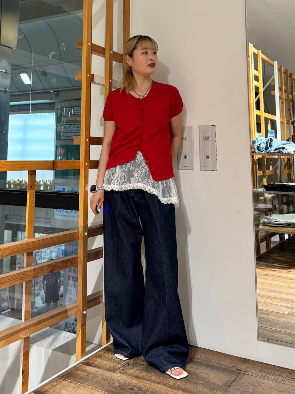 ホワイト系のTシャツ/カットソー、ブルー系のデニムパンツ、ホワイト系のサンダルを着用したレディースの夏コーディネートの3枚目の写真