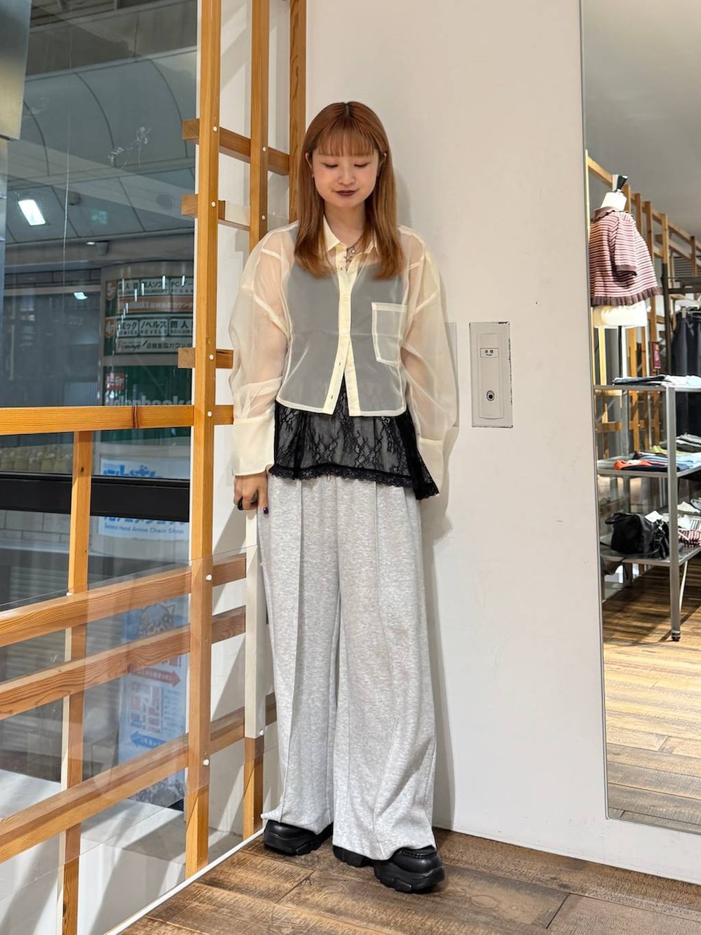 ホワイト系のシャツ/ブラウス、ブラック系のTシャツ/カットソー、ブラック系のローファーを着用したレディースの夏コーディネートの3枚目の写真