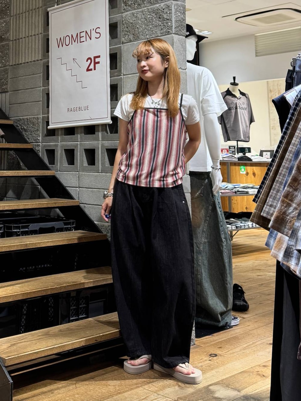 レッド系のTシャツ/カットソー、ブラック系のデニムパンツ、ホワイト系のTシャツ/カットソーを着用したレディースの夏コーディネートの5枚目の写真