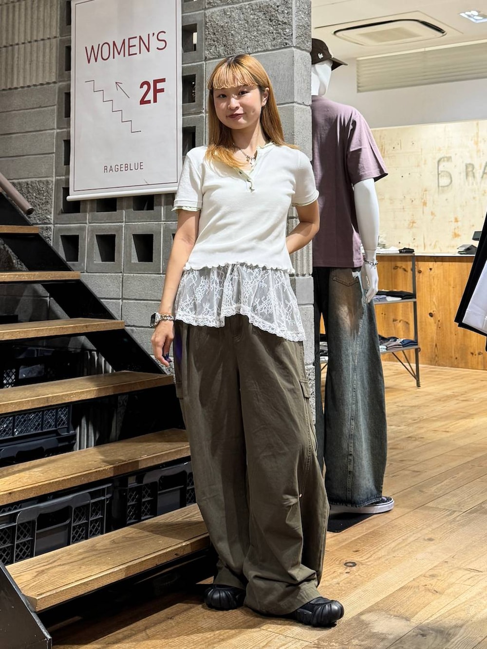 グリーン系のカーゴパンツ、ホワイト系のTシャツ/カットソー、ホワイト系のTシャツ/カットソーを着用したレディースの夏コーディネートの2枚目の写真