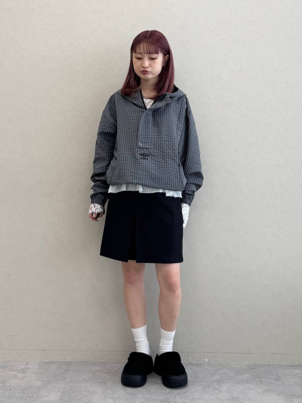 ホワイト系のTシャツ/カットソー、ブラック系のスカート、グレー系のブルゾンを着用したレディースの秋コーディネートの4枚目の写真