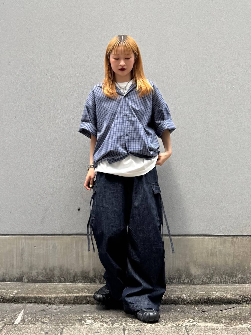 ホワイト系のTシャツ/カットソー、ブルー系のデニムパンツ、ブルー系のシャツ/ブラウスを着用したレディースの夏コーディネートの4枚目の写真