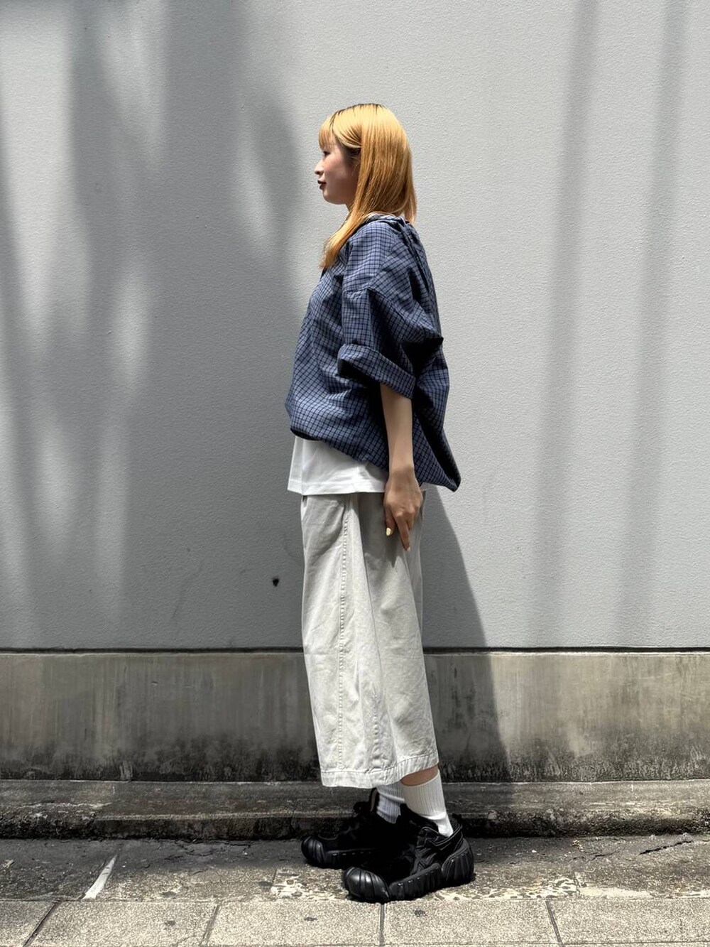 グレー系のその他パンツ、ホワイト系のTシャツ/カットソー、ブルー系のシャツ/ブラウスを着用したレディースの夏コーディネートの5枚目の写真