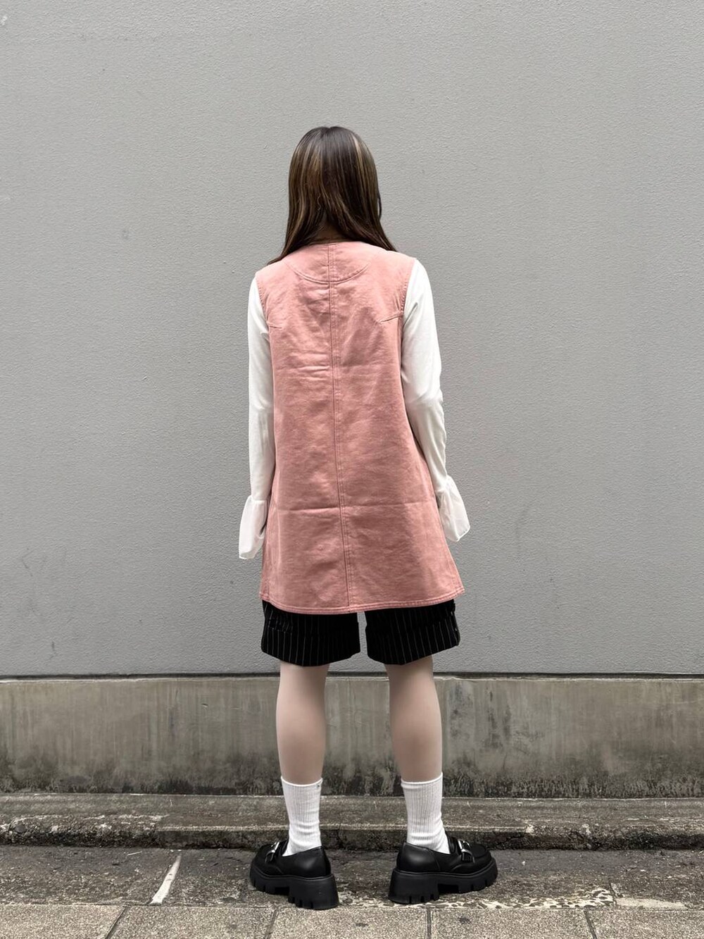 その他のローファー、ブラック系のスラックス、ピンク系のワンピースを着用したレディースの春コーディネートの6枚目の写真